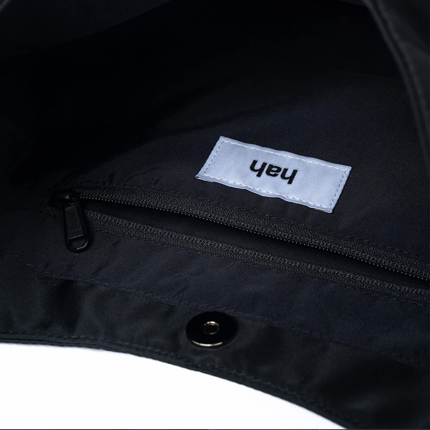 Ark Pocket Messenger Bag S - Black | HAH ARCHIVE | Wolf & Badger