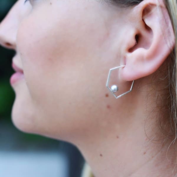 Neola Minerva Silver Earrings With Grey Pearl In Silver