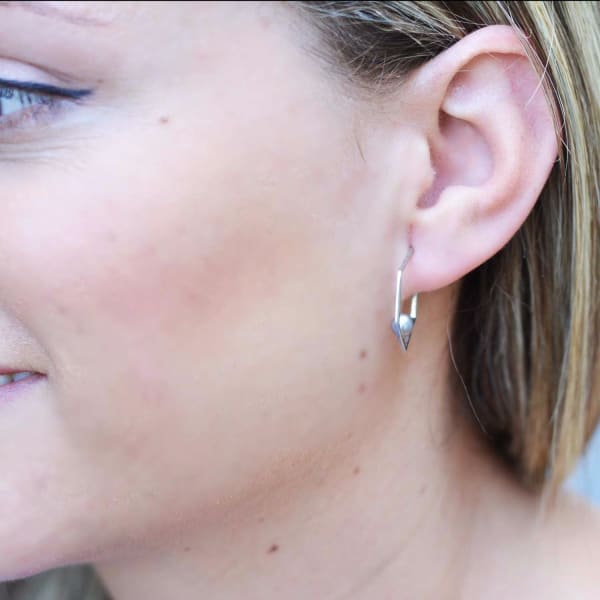 Neola Minerva Silver Earrings With Grey Pearl In Silver