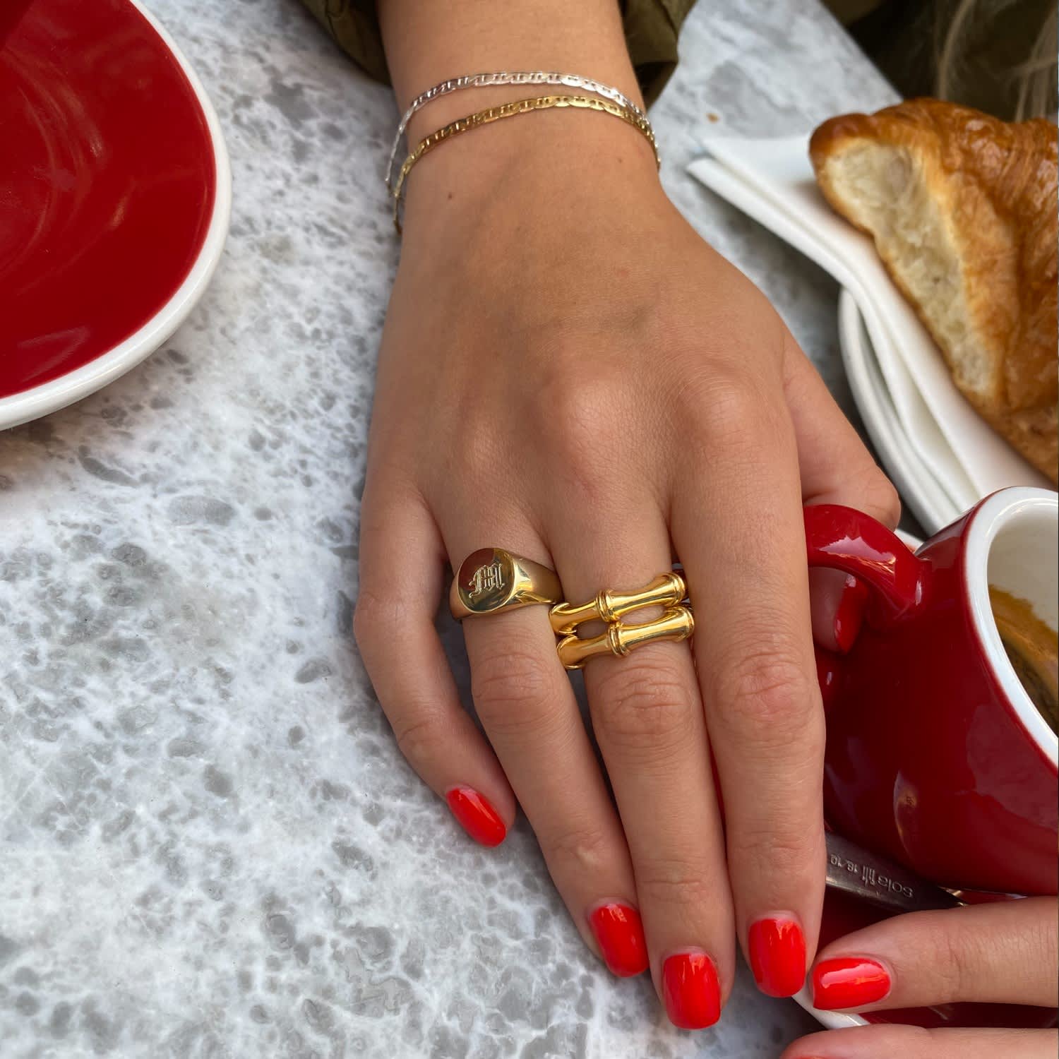 LOUIS VUITTON Gilded metal signet ring Monogram model…