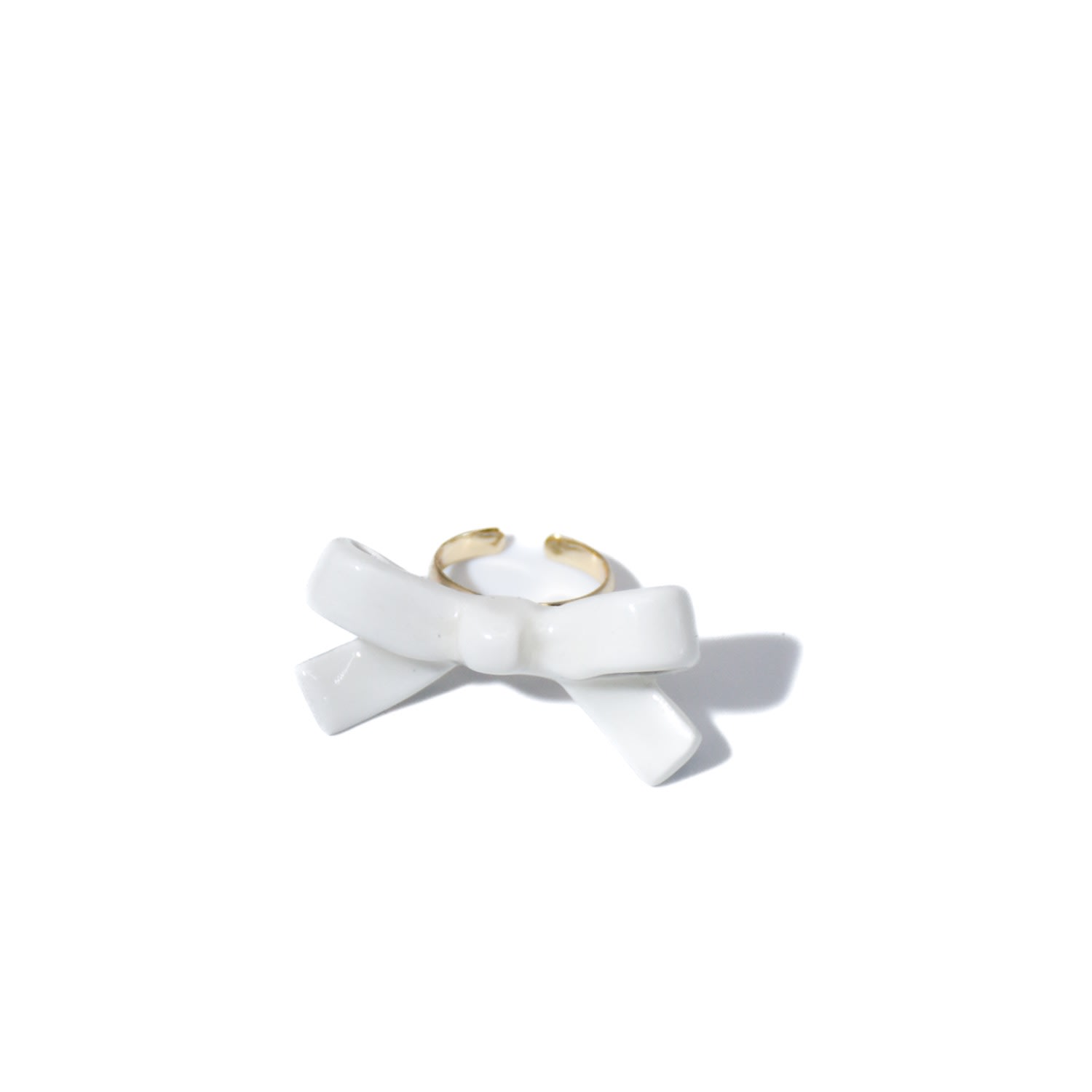 H2 Studio Women's White / Gold Bowtie Maniac Small Ribbon Ceramic Bowtie Gold Plated Brass Ring