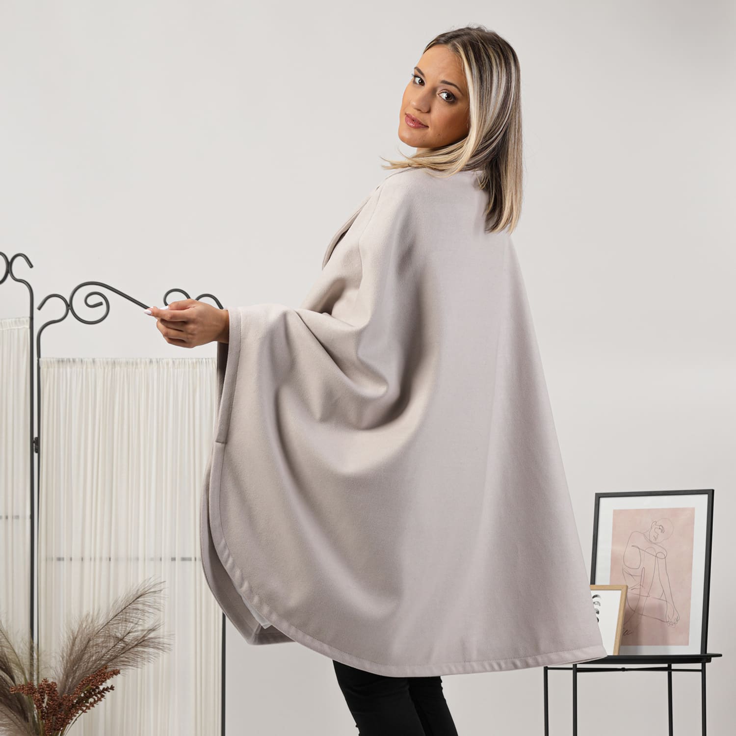 未使用★ REVERSIBLE BOA PONCHO COAT Wool Poncho Cape Coat With Buttons In Off White | Nikka