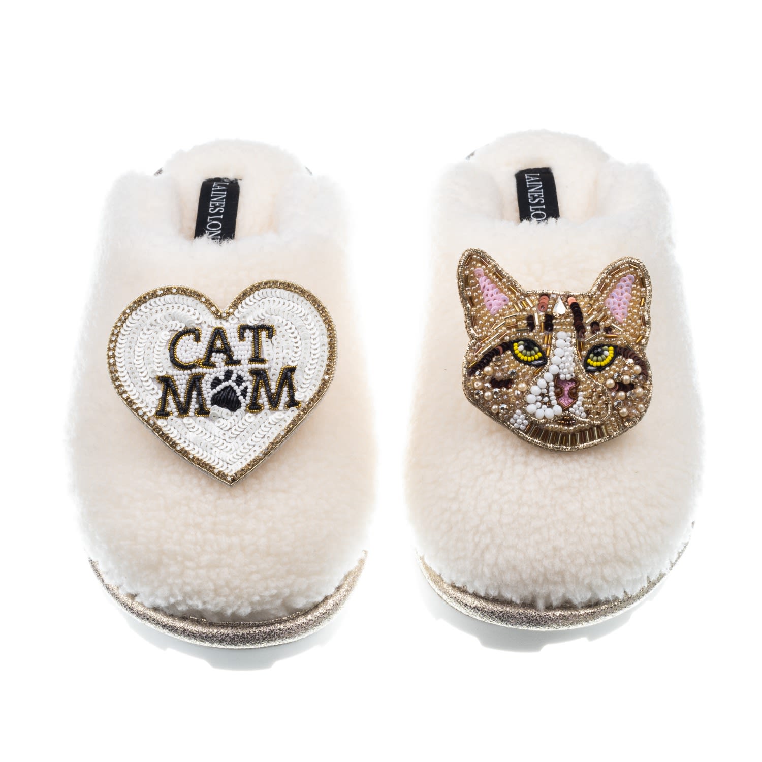 Laines London Women's White Teddy Closed Toe Slippers With Tabby Cat & Cat Mum / Mom Brooches - Cream In White