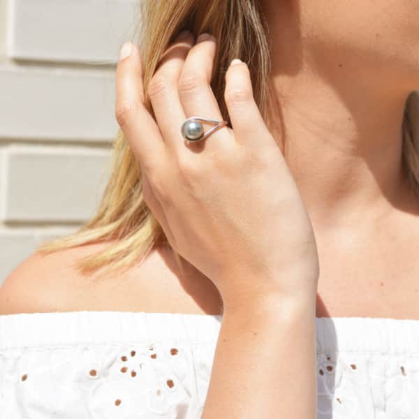 Neola Aurea Silver Ring With Freshwater Pearl In Silver