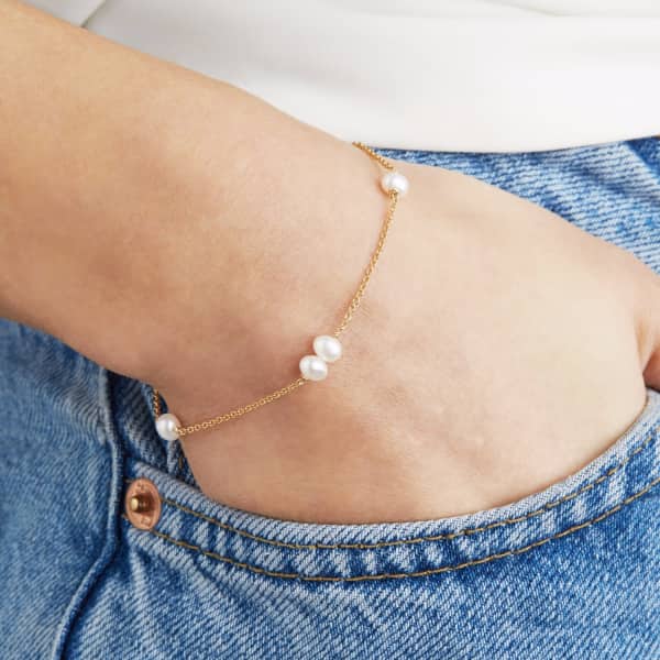 Lily & Roo Gold Six Pearl Bracelet In Pearl