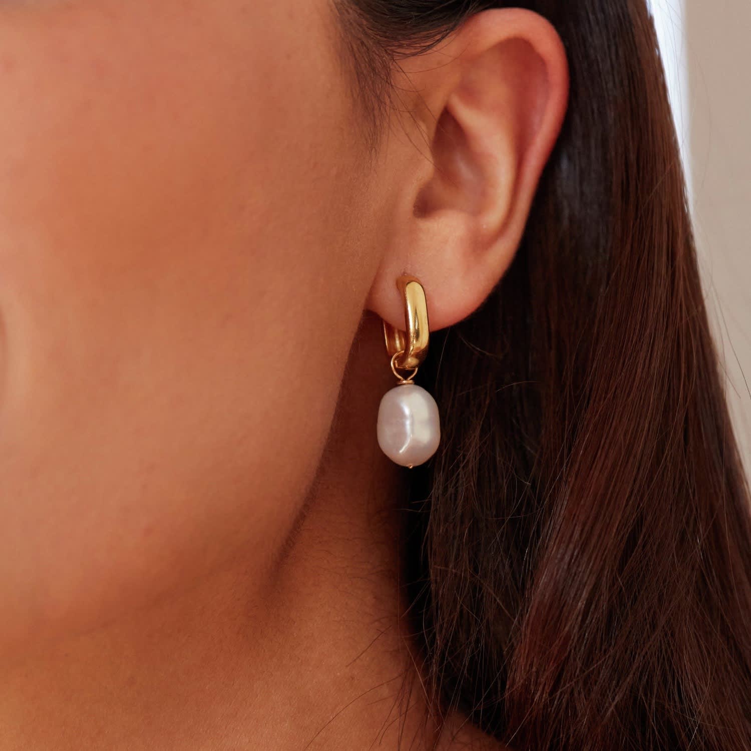ピアス Monday Edition _ Teardrop Pearl Hoop Earrings - Gold Amazon.com: XYJZXY Pearl Earrings for Women Gold Hoop