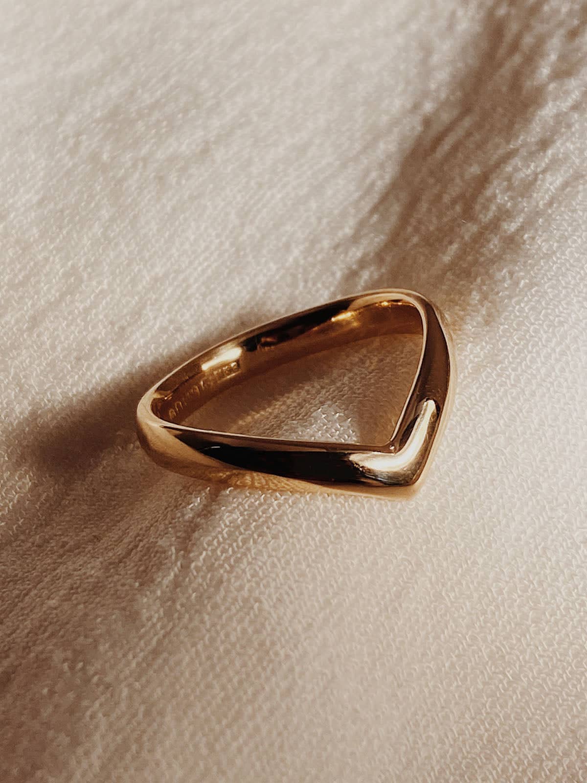 Vintage wishbone ring top