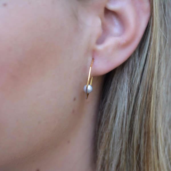 Neola Minerva Gold Earrings With Grey Pearl In Gold