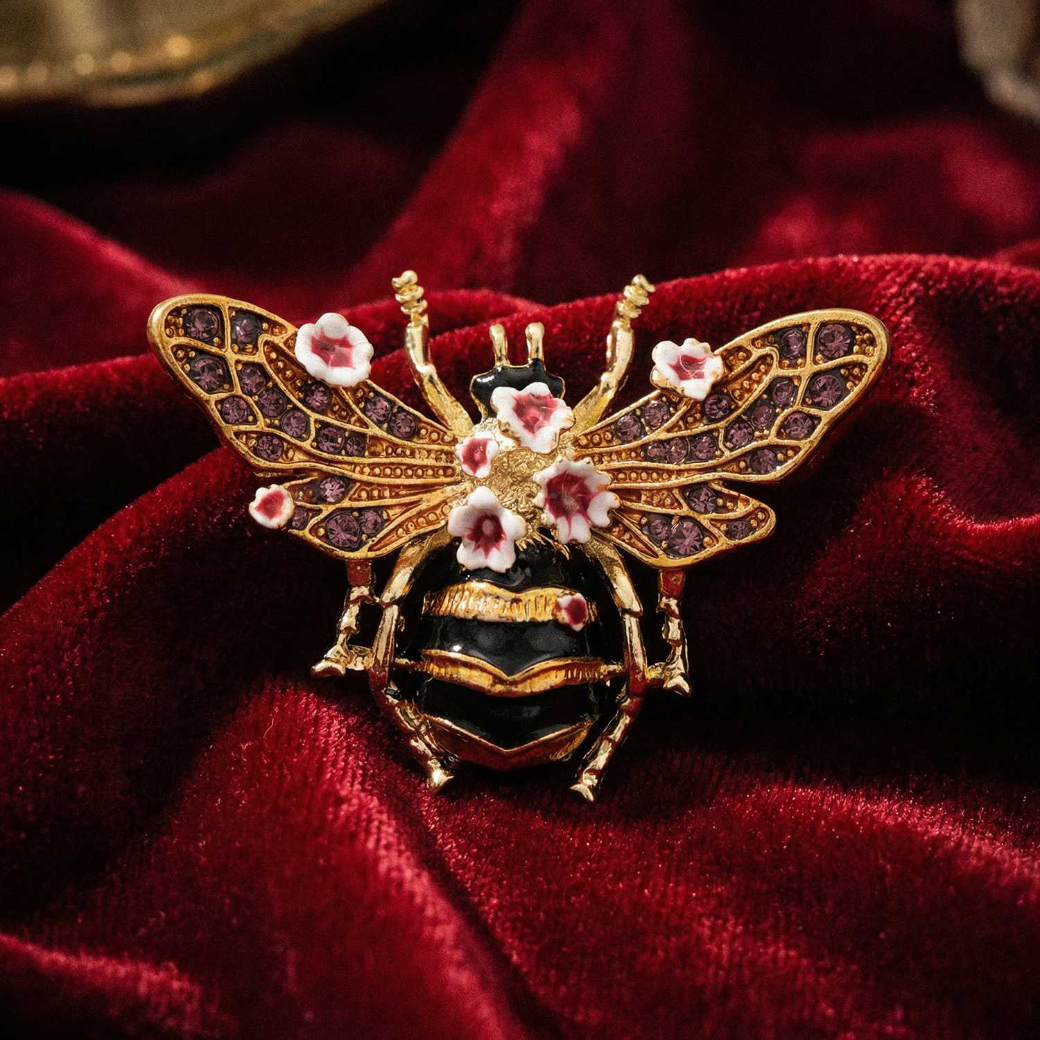 アクセサリー HALCYON DAYS Giant Bee Brooch Gold Enamelled Large Bee Brooch | Chanel Joan Elkayam | Wolf & Badger