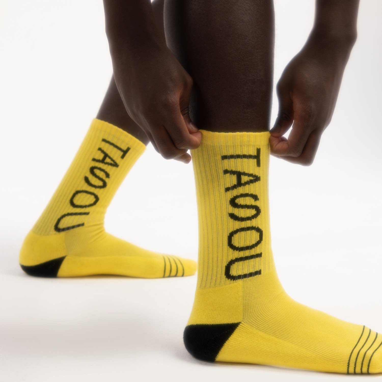 Chuks Collins Men's Black Yellow Art Self Socks -  Diffusion Collection In Black
