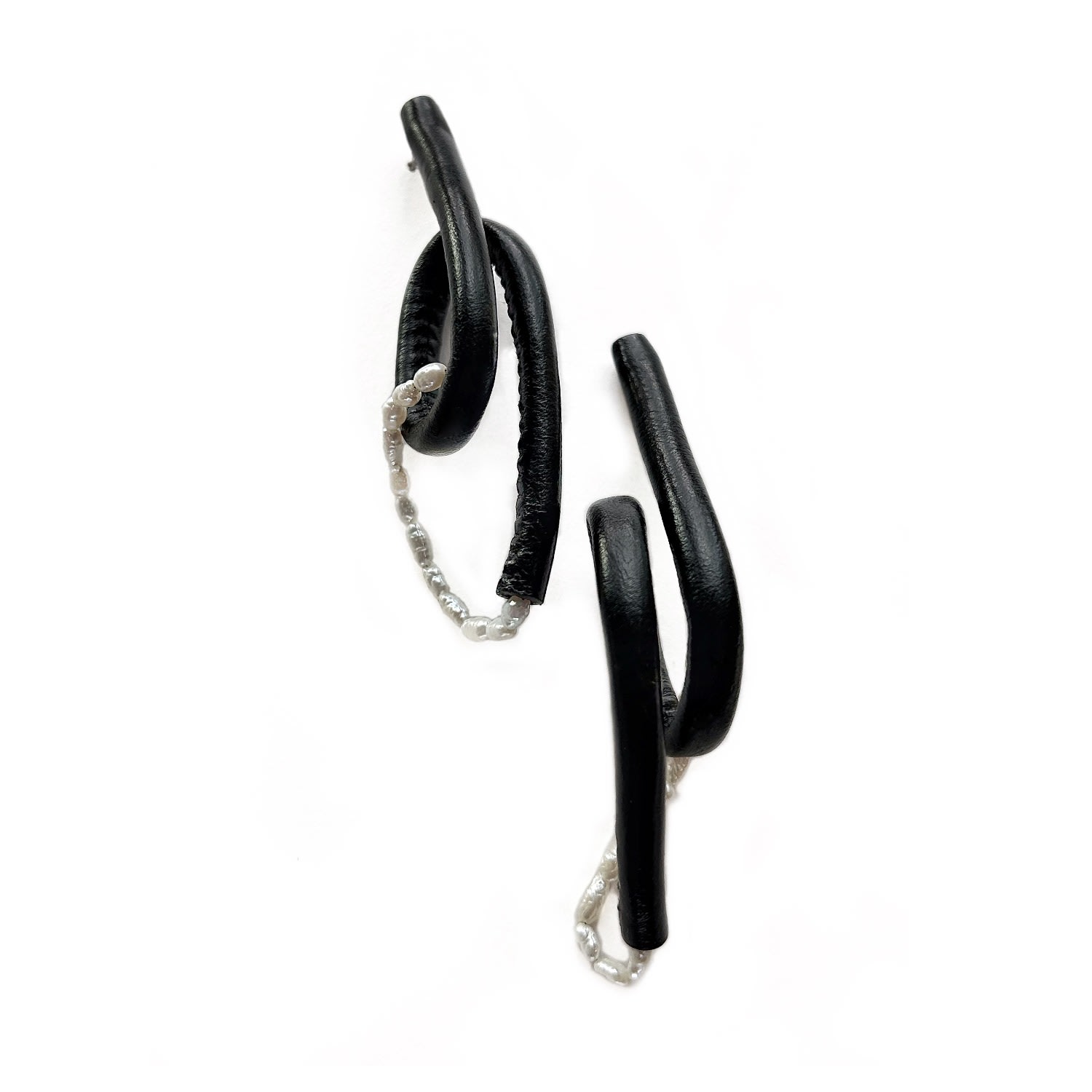 Waiwai Women's Black Pearl Twist Leather Earrings