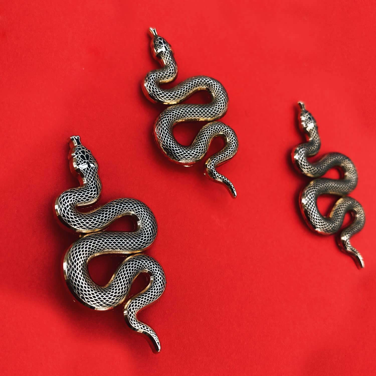 UNVAK Silver Snake Rhinestone Brooch Pin - Copper Base With Green Rhinestones, Elegant Lapel Pin For Dresses & Scarves - View #4