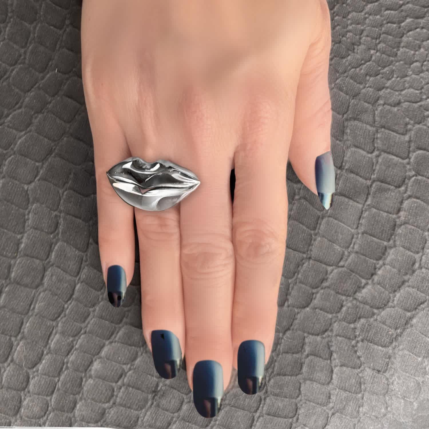 big-pucker-oversized-lips-ring