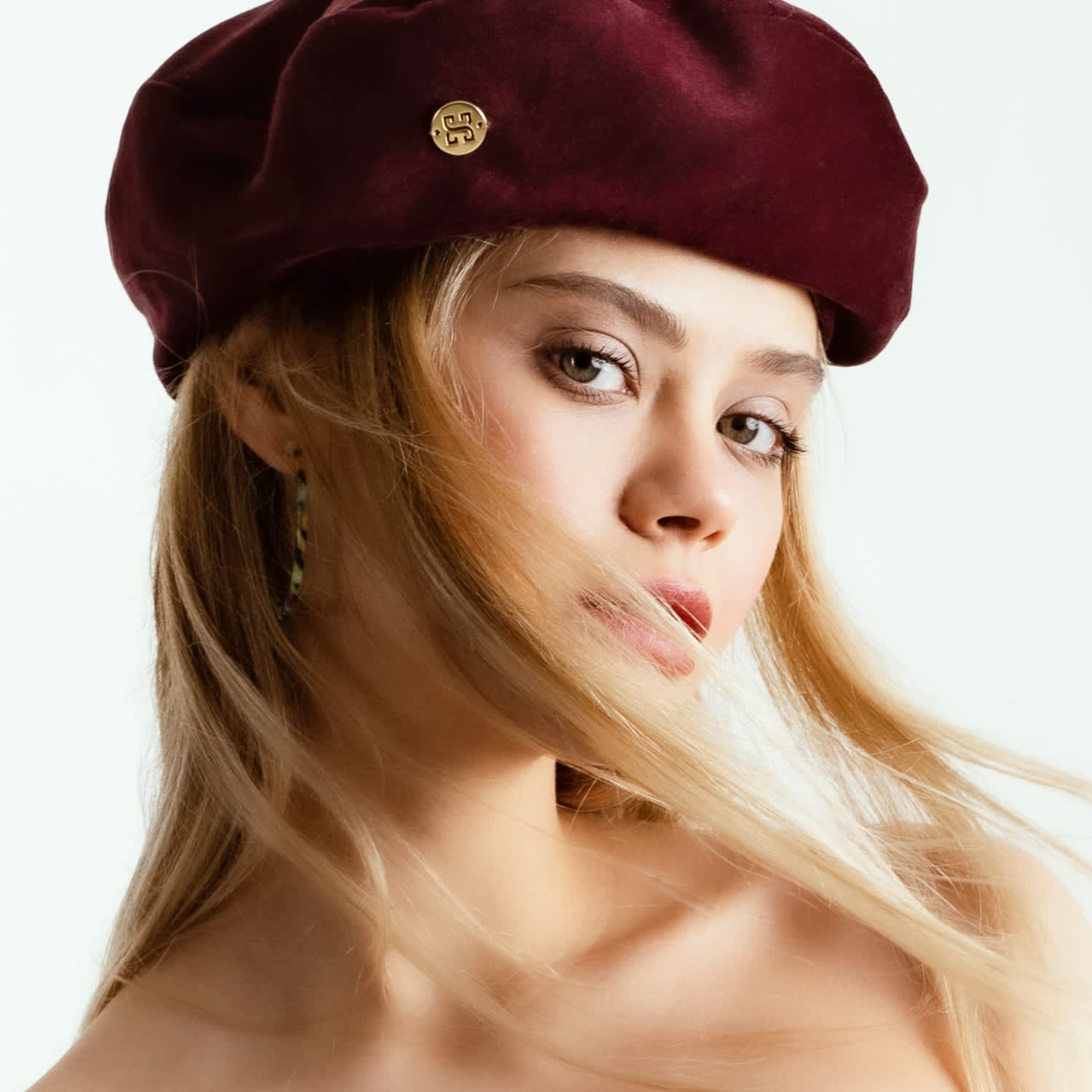audrey-burgundy-velvet-beret-  display picture 3