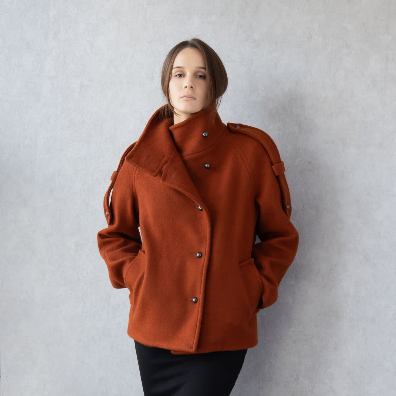 Short Wool Coat With High Collar And Shoulder Details | JANA COSHÈ