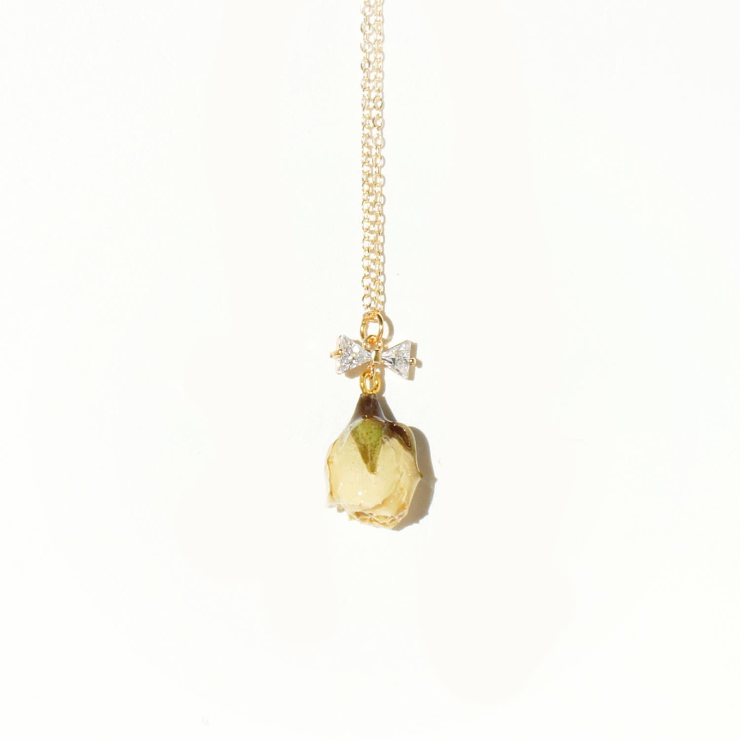 I'mmany London Women's White Real Flower Rosa Brillante Rosebud Pendant Chain Necklace With Crystal Bow