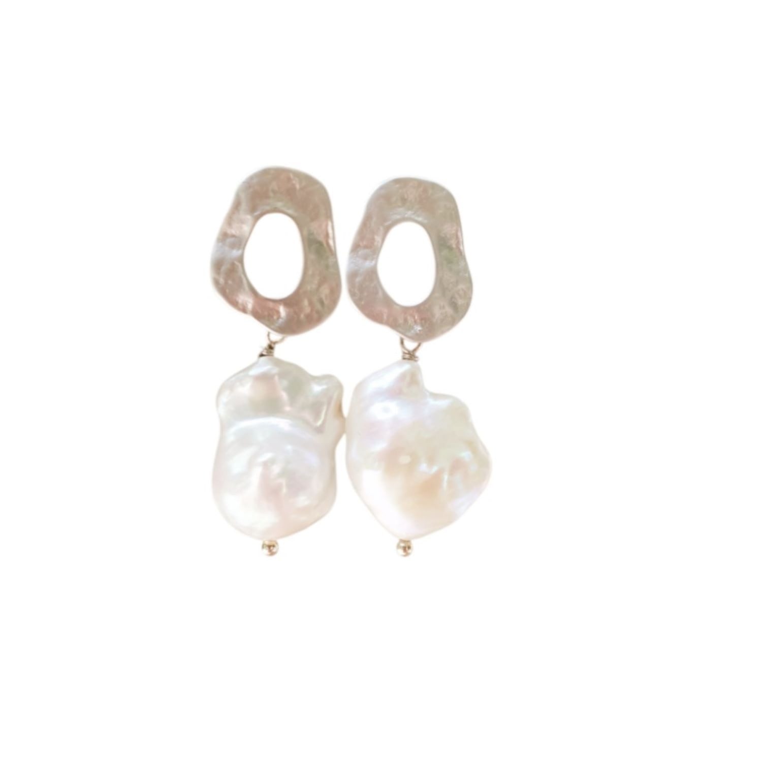 Way To Chic Women's White Elegant Abstract Baroque Pearl Earrings