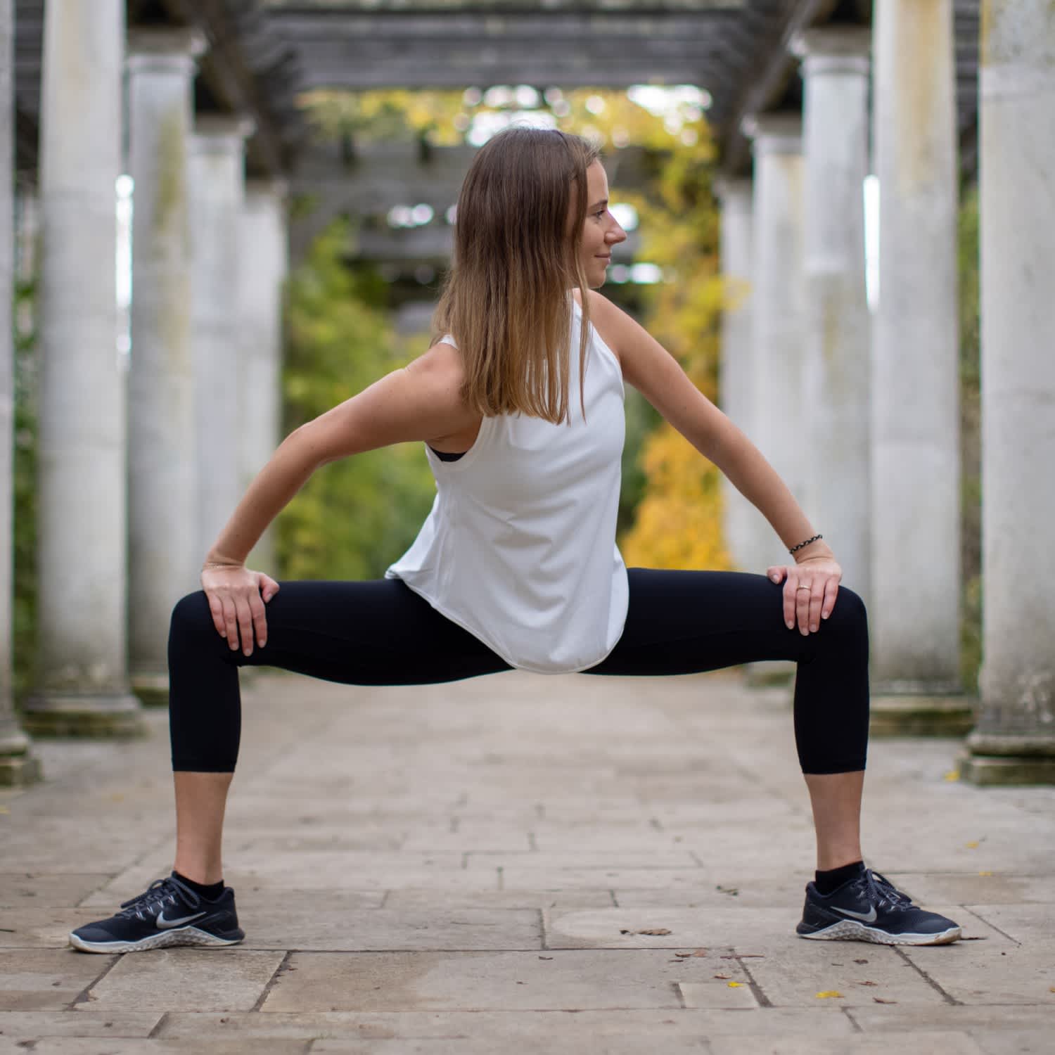 Me Enamoré Ellie Black & White Performance Yoga Capri Leggings