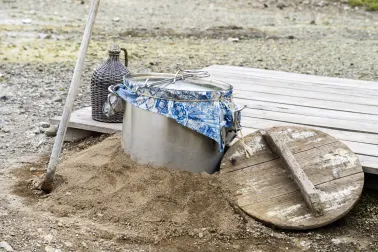 Cozido wird im Erdloch gegart, welches von vulkanischer Hitze gespeist wird