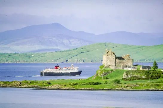 CalMac Fähre am Duart Castle, Isle of Mull