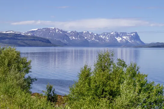 Lyngenfjord mit mächtigen Lyngenalpen im Hintergrund