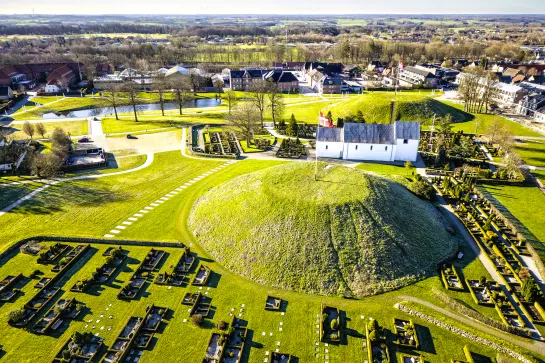 Grabhügel mit Runensteinen in Jelling - UNESCO Weltkulturerbe