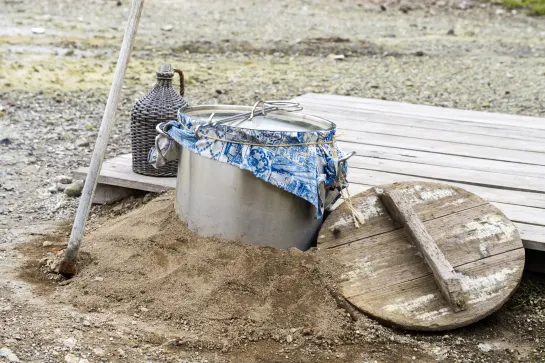 Cozido wird im Erdloch gegart, welches von vulkanischer Hitze gespeist wird