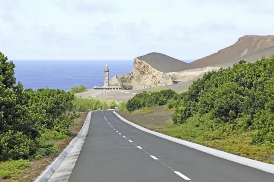 Capelinhos Vulkan mit Leuchtturm und Besucherzentrum