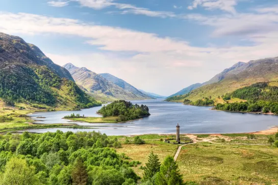 Glenfinnan Monument mit Loch Shiel