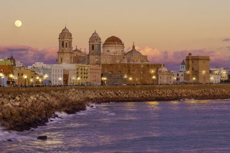 Vollmond Kathedrale Cádiz Andalusien