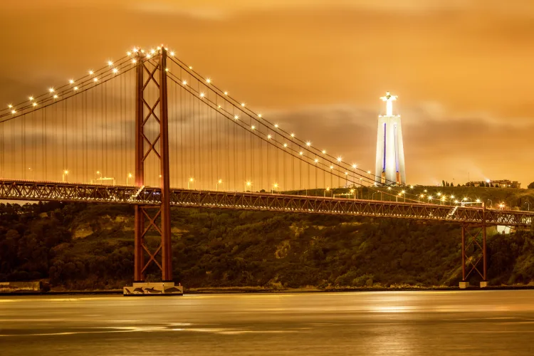 Cristo Rei statue und Ponte 25 de Abril
