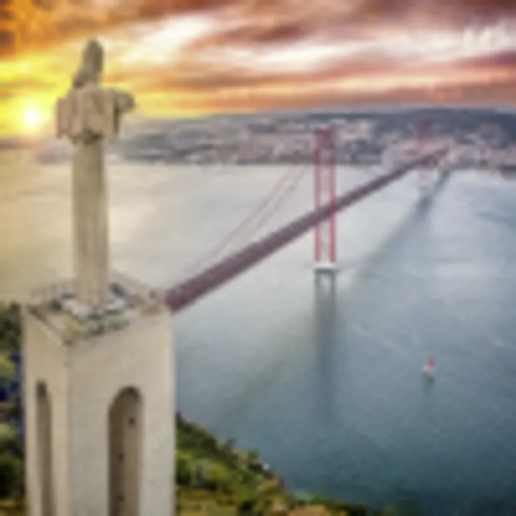 Cristo Rei statue und Ponte 25 de Abril