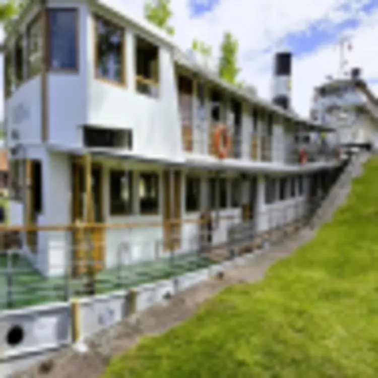MS Diana in der Schleuse