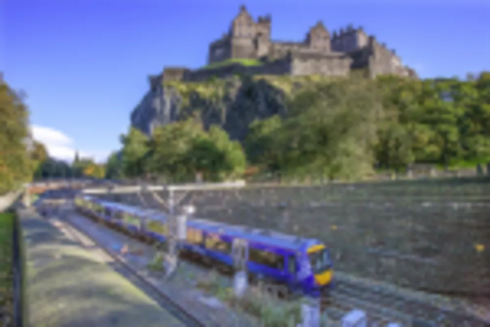 Waverley Station mit Edinburgh Castle im Hintergrund