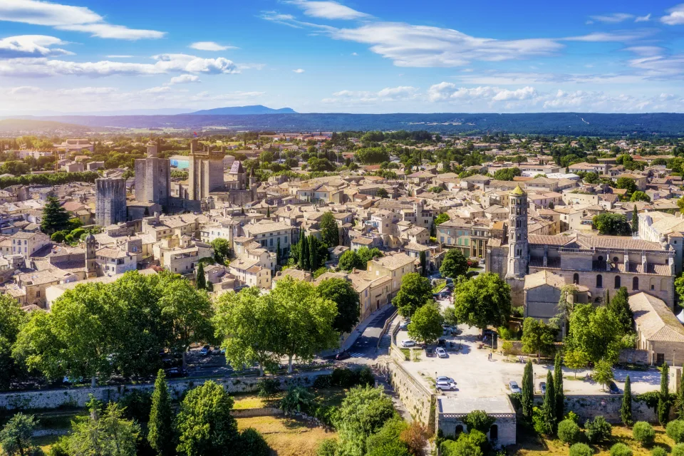 Uzes