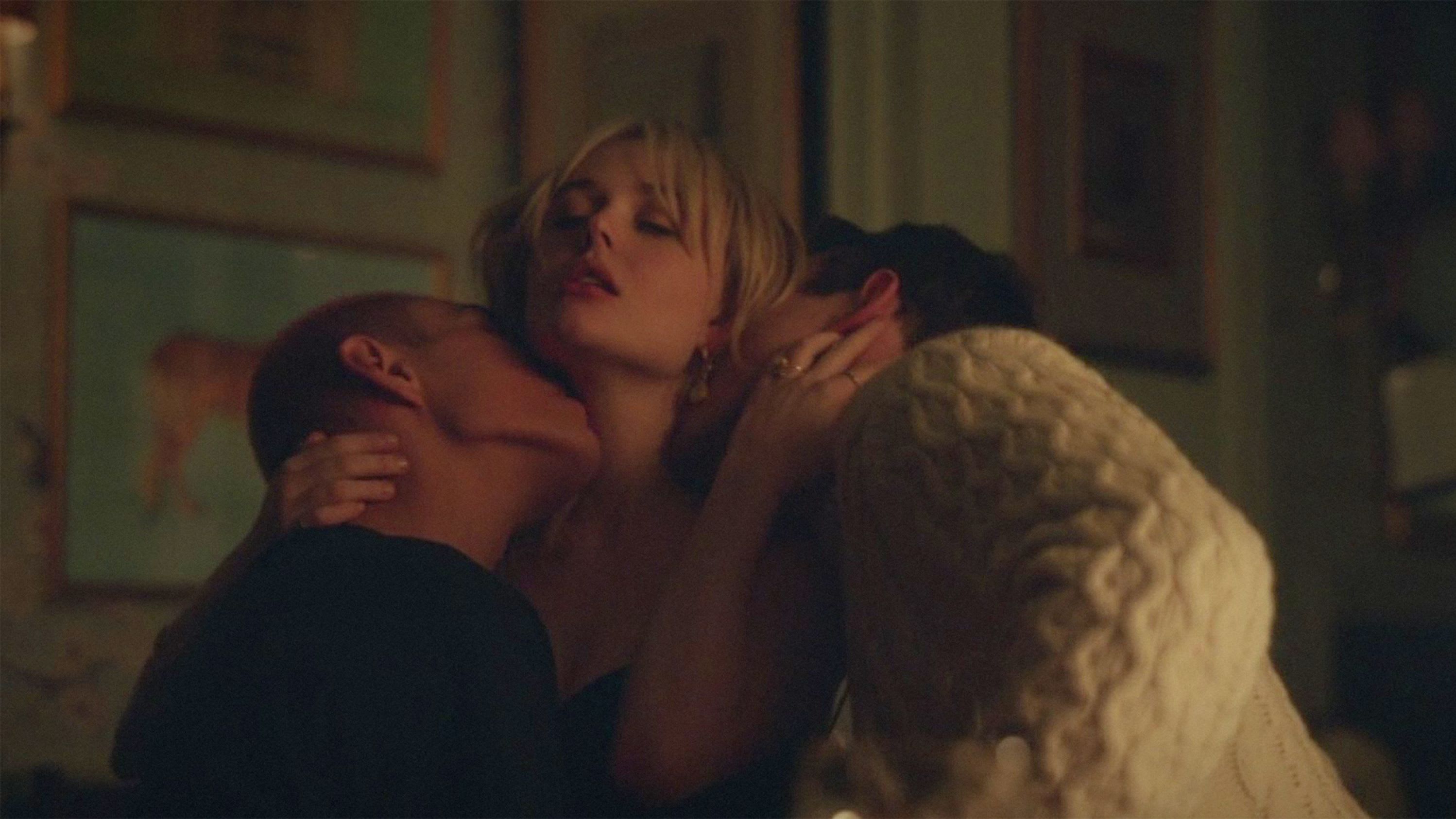 What to expect at your first sex party - three people kissing