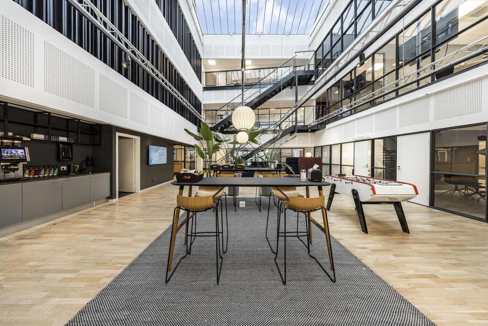 Unikt kontor lige ved Valby Station med plads til mange medarbejdere