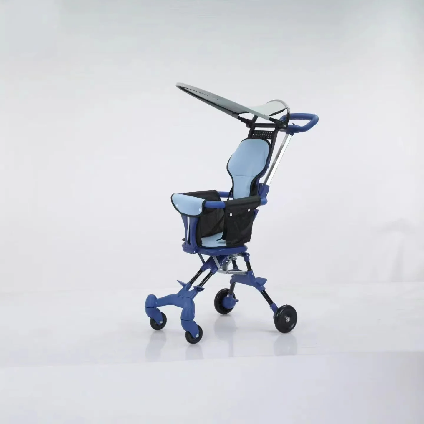 The baby stroller is a baby stroller that can be folded with one click. It can be folded for babies on the plane.