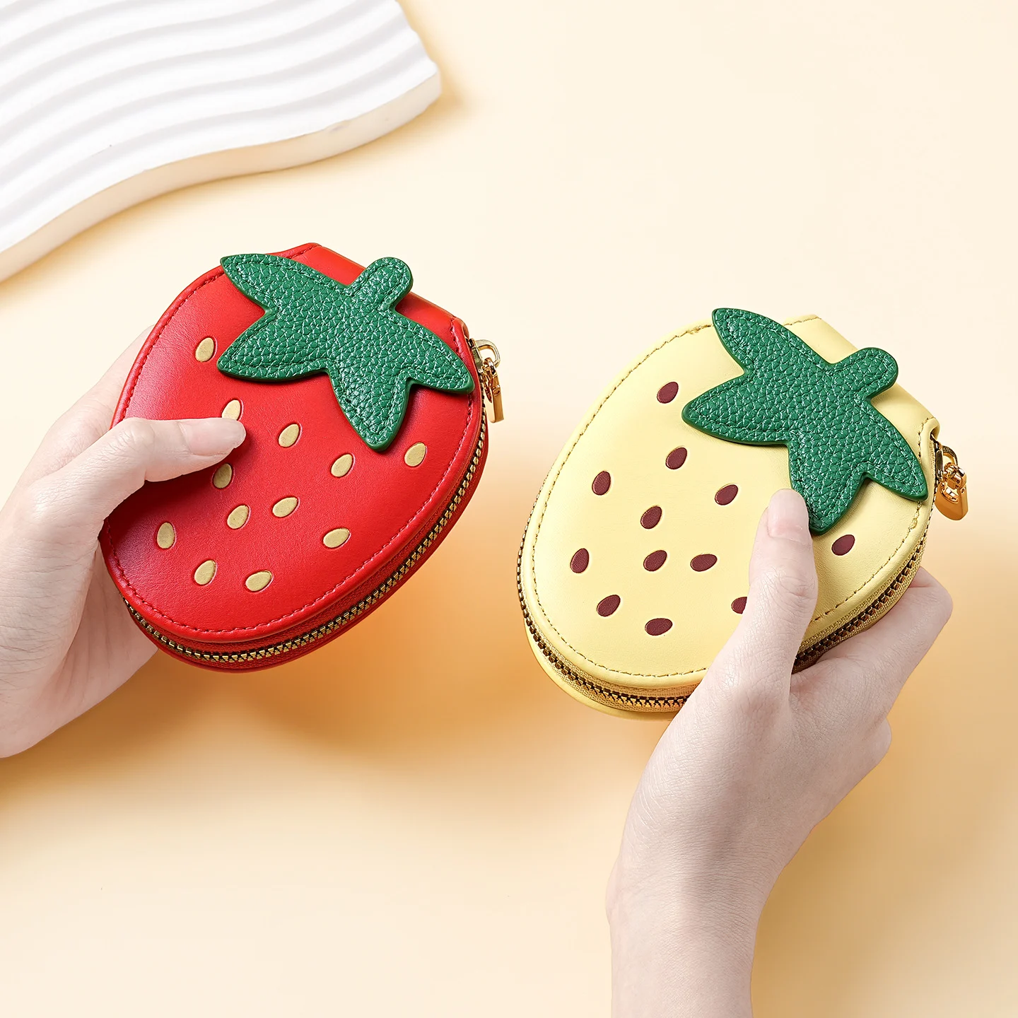 New cute little strawberry PU coin purse, popular fruit coin storage bag, hanging bag, accordion card bag