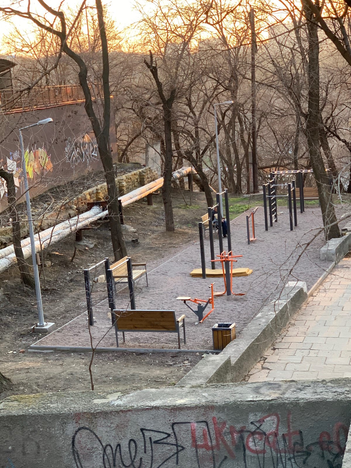 Большая площадка в парке - photo 1
