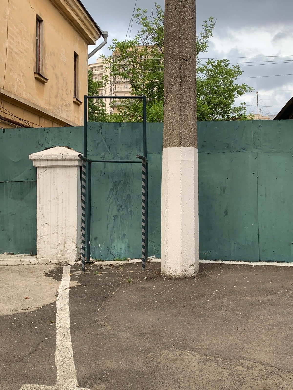 Турник и брусья возле частного дома - photo 1