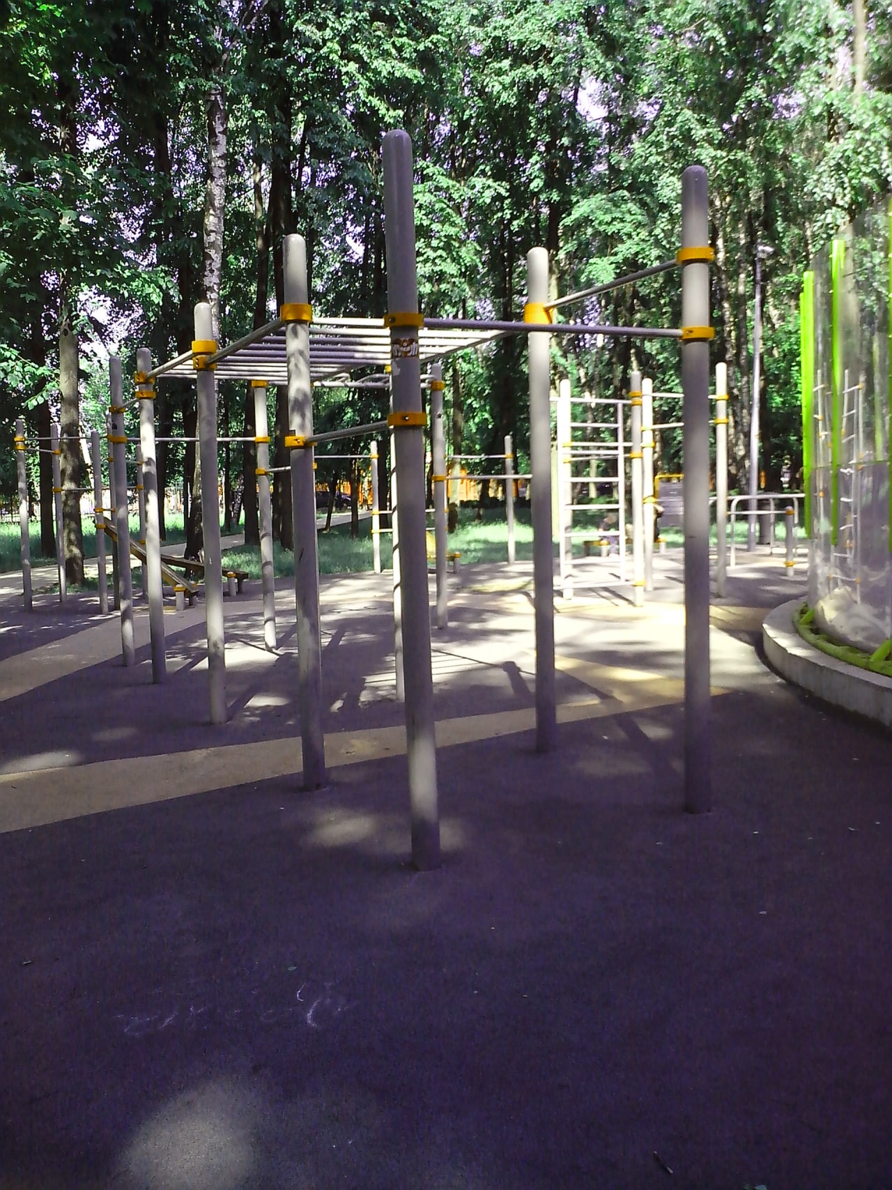 Рукохід на майданчику Calisthenics Park at Янтарный проезд, Москва – фото 3 з 4