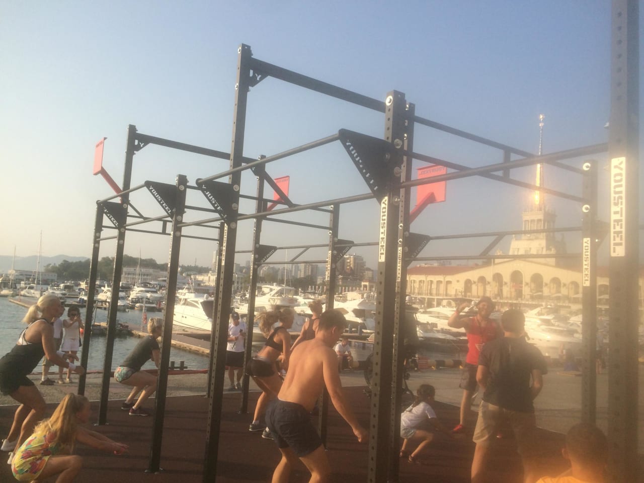 Klimmzugstange bei Calisthenics Park at Внутренний мол, Краснодарский край – Foto 1 von 5