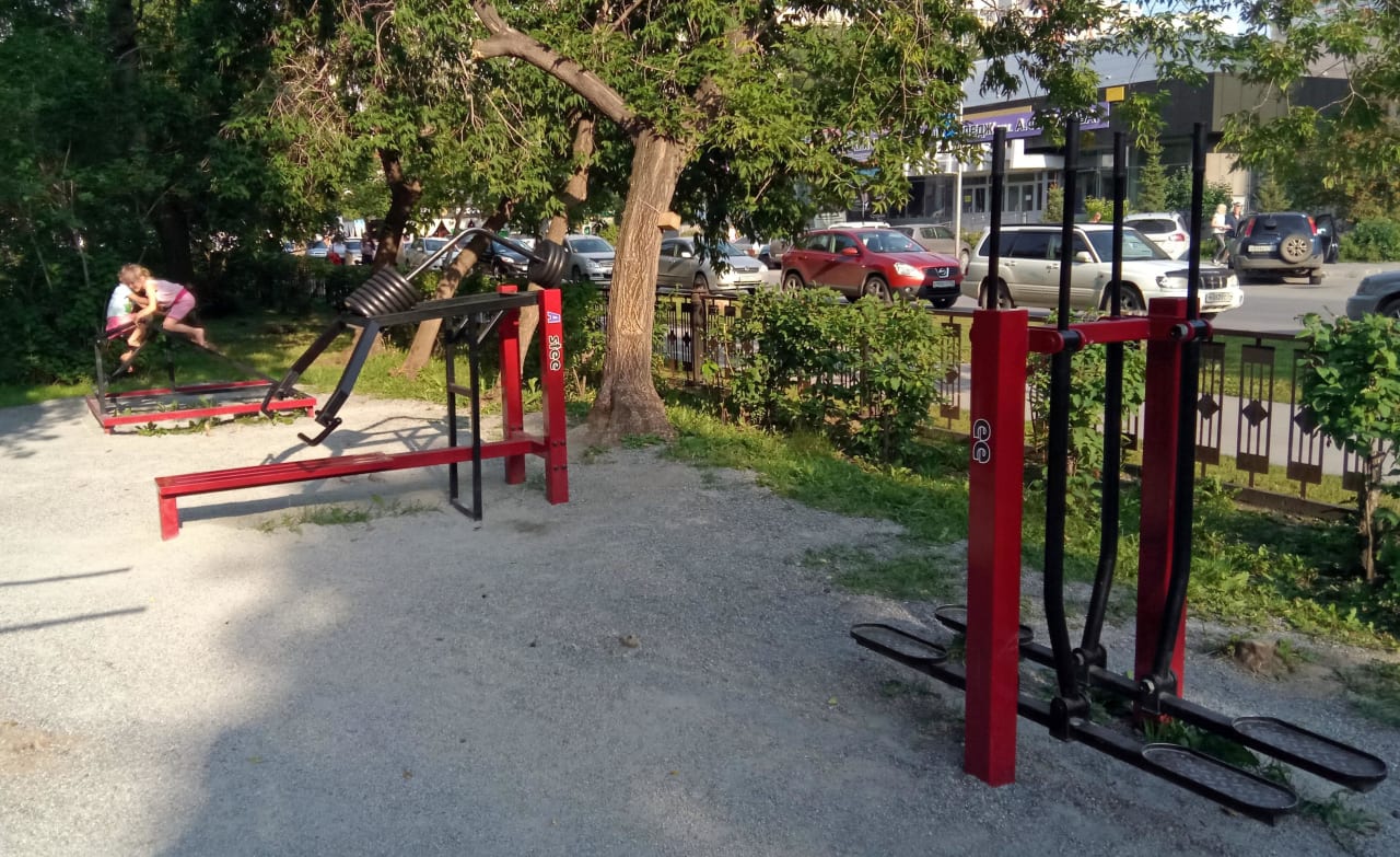Bauchbank bei Calisthenics Park at Ядринцевская улица, Новосибирск – Foto 6 von 7