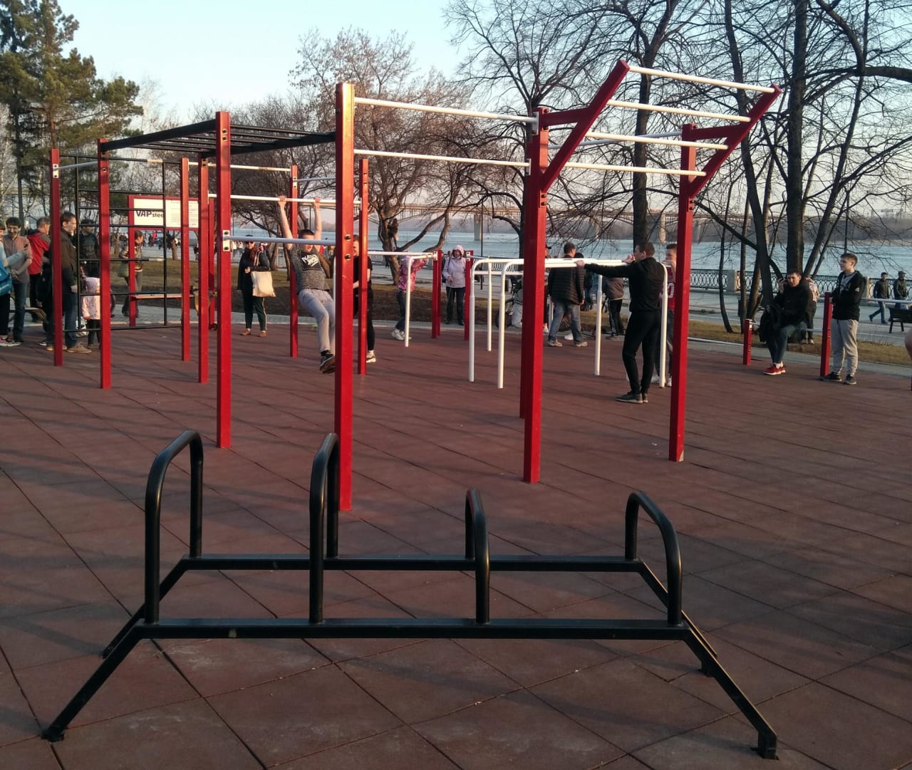 Klimmzugstange bei Calisthenics Park at Липовая аллея, городской округ Новосибирск – Foto 1 von 8