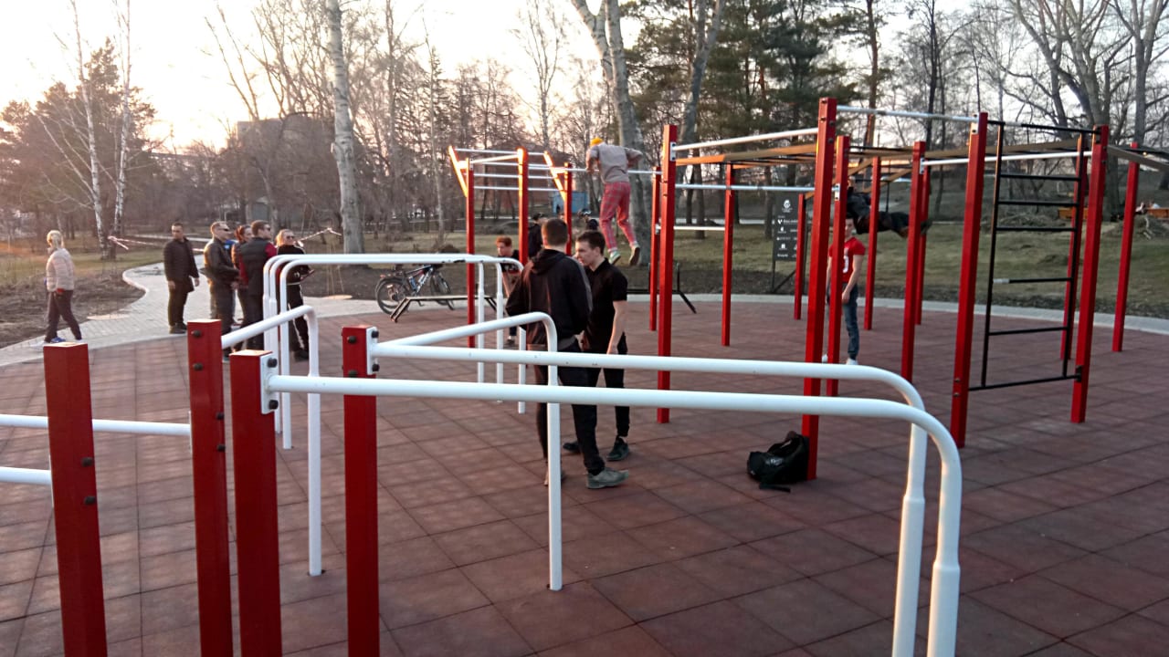 Hyperextension-Bank bei Calisthenics Park at Липовая аллея, городской округ Новосибирск – Foto 8 von 8