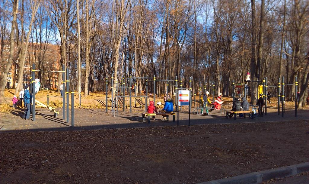Bare paralele la Calisthenics Park at улица Демьянова, Тула – fotografia 2 din 2