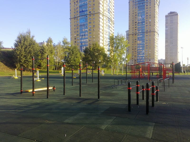 Бруси на майданчику Calisthenics Park at улица Маршала Катукова, Москва – фото 2 з 6