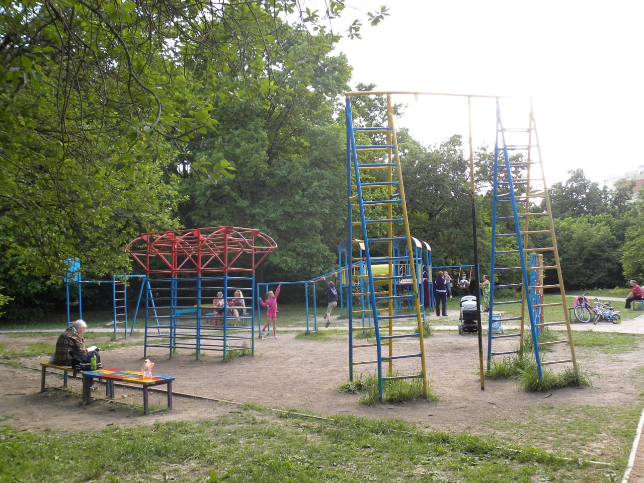 Бруси на майданчику Calisthenics Park at улица Академика Пилюгина, Москва – фото 2 з 4
