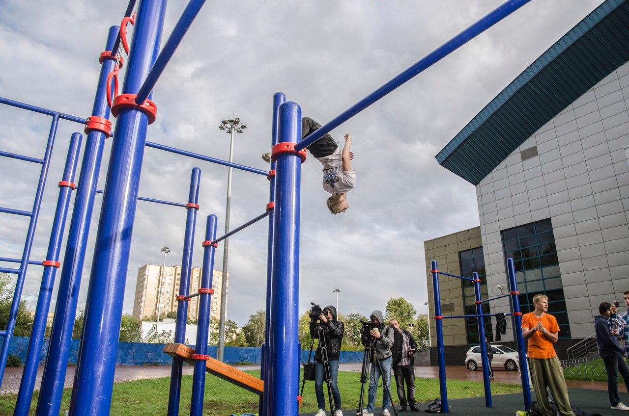 Sbarra per trazioni presso Calisthenics Park at Парковая улица, Балашиха – foto 1 di 6